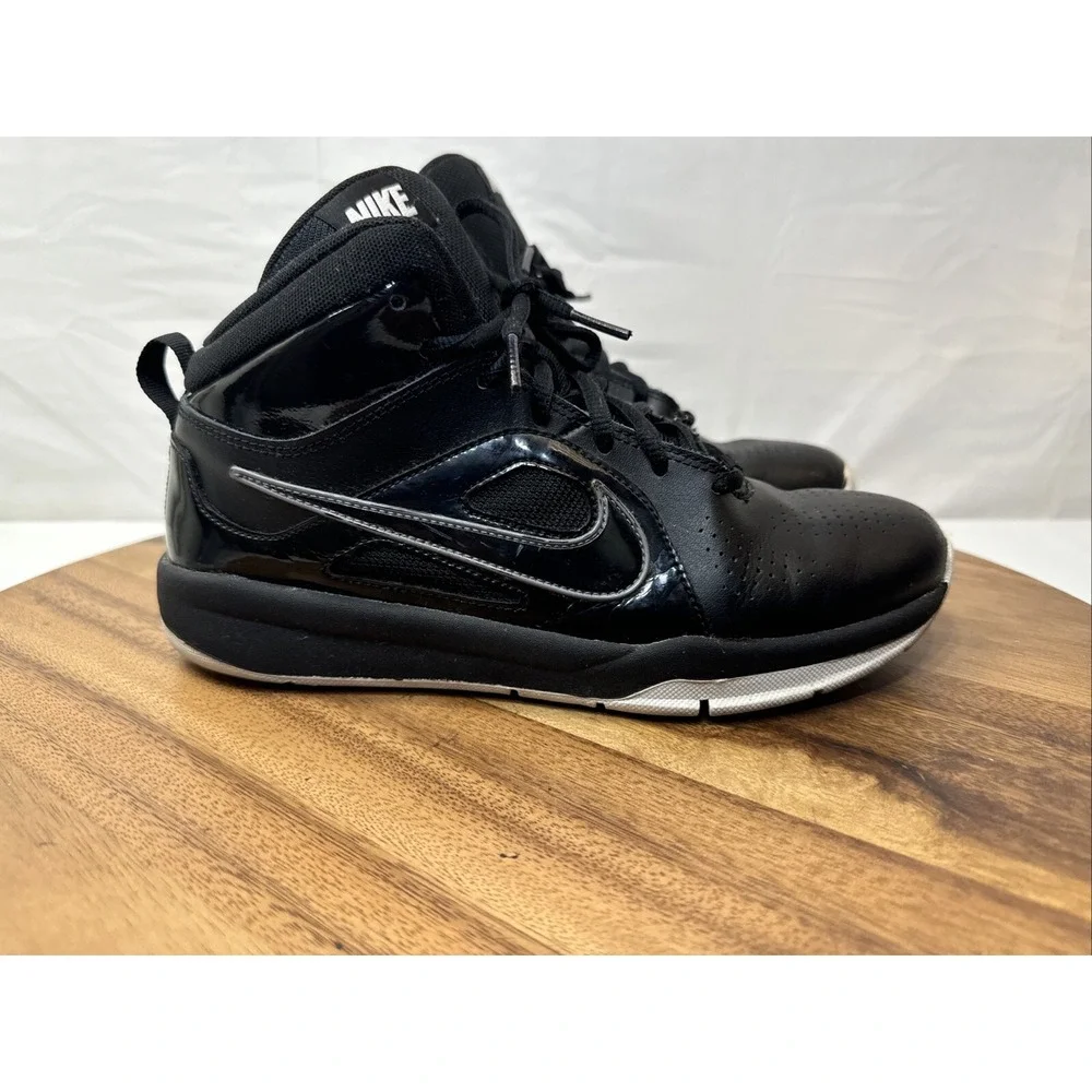 NIKE KIDS TEAM HUSTLE D6 6Y BASKETBALL SHOES 599187-001 BLACK‎